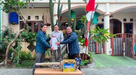 Penyerahan amanah bantuan mesin fogging dari mantan pejabat dinas, yaitu Ibu Aini Widayatti, mantan Kepala Badan Keuangan Daerah (BKD) Kota Depok yang sudah purnabakti beberapa waktu lalu, kepada Ketua Rukun Warga (RW) 009 Kelurahan Sukatani, Kecamatan Tapos, Kota Depok. (Sumber foto: Dokumentasi narasumber) 