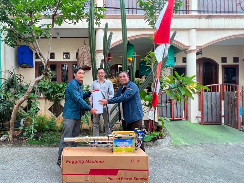 Penyerahan amanah bantuan mesin fogging dari mantan pejabat dinas, yaitu Ibu Aini Widayatti, mantan Kepala Badan Keuangan Daerah (BKD) Kota Depok yang sudah purnabakti beberapa waktu lalu, kepada Ketua Rukun Warga (RW) 009 Kelurahan Sukatani, Kecamatan Tapos, Kota Depok. (Sumber foto: Dokumentasi narasumber) 