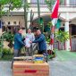 Penyerahan amanah bantuan mesin fogging dari mantan pejabat dinas, yaitu Ibu Aini Widayatti, mantan Kepala Badan Keuangan Daerah (BKD) Kota Depok yang sudah purnabakti beberapa waktu lalu, kepada Ketua Rukun Warga (RW) 009 Kelurahan Sukatani, Kecamatan Tapos, Kota Depok. (Sumber foto: Dokumentasi narasumber) 
