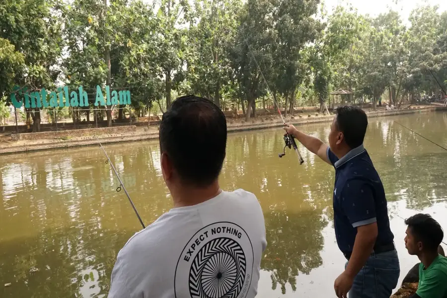 Wali Kota Depok, Supian Suri mengikuti perlombaan memancing Forkopimda Depok yang diselenggarakan oleh Polres Metro Depok dalam rangka menyambut HUT Ke-81 RI di Rumah Kabeda, Kecamatan Beji, Sabtu (15/08/26). (Sumber foto: Siaran Depok/AN Rafi)