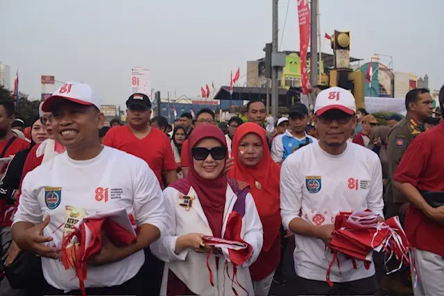 Salah satu rangkaian HUT RI 81 tingkat Kota Depok adalah pembagian bendera kepada masyarakat. (Sumber foto: Siaran Depok/AN Rafi)