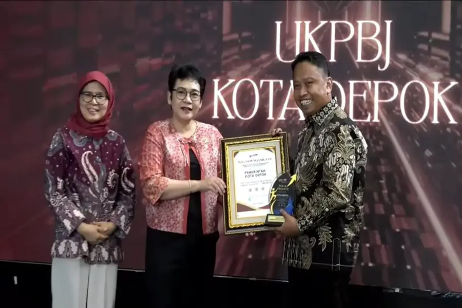 Wali Kota Depok, Supian Suri menerima penghargaan dari Kepala LKPP RI Sarah Sadiqa dalam acara penyerahan Penghargaan PKP-BJ Proaktif dan Rapat Koordinasi SDM dan Kelembagaan Pengadaan Barang/Jasa Triwulan III Tahun 2026 yang berlangsung di Plaza Gedung LKPP, DKI Jakarta, Selasa (11/08/26). (Foto: Tangkapan layar IG Wali Kota Depok)