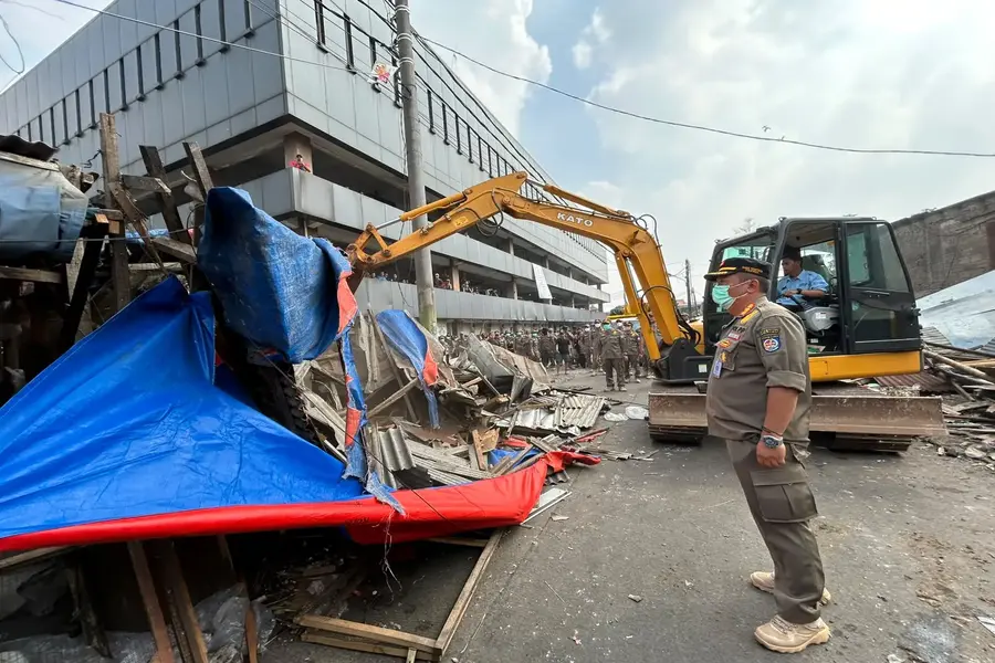 Bangunan dan lapak-lapak liar ditertibkan Satpol PP di Pasar Cisalak, Kecamatan Cimanggis, Senin (10/08/26). (Sumber foto: Diskominfo Depok)