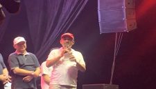 Di sela-sela konser malam puncak perayaan HUT ke-81 RI tingkat Kota Depok, Wakil Wali Kota Chandra Rahmansyah mengimbau warga yang hadir untuk menyelipkan doa bagi saudara se-tanah air yang tengah tertimpa musibah. (Sumber foto: Siaran Depok/AN Rafi)