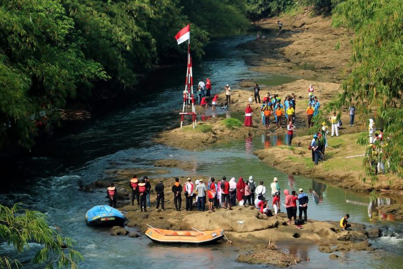 Ilustrasi upacara bendera HUT RI di bantaran Sungai Ciliwung Depok di Grand Depok City (GDC).