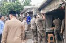 Kasatpol pp, Dede Hidayat sedang pendamping saat pembokaran warung klontong di Pasir Putih, Sawangan.