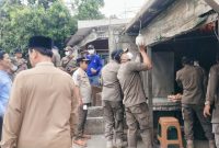Kasatpol pp, Dede Hidayat sedang pendamping saat pembokaran warung klontong di Pasir Putih, Sawangan.