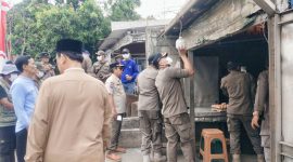 Kasatpol pp, Dede Hidayat sedang pendamping saat pembokaran warung klontong di Pasir Putih, Sawangan.