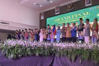 Wali Kota Depok, Supian Suri dan Ketua TP-PKK Kota Depok, Siti Barkah Hasanah, yang biasa dipanggil Cing Ikah berfoto bersama Abang-Mpok Pinilih Depok 2026, Sabtu (08/08/26). (Foto: Siaran Depok/AN Rafi)