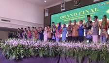 Wali Kota Depok, Supian Suri dan Ketua TP-PKK Kota Depok, Siti Barkah Hasanah, yang biasa dipanggil Cing Ikah berfoto bersama Abang-Mpok Pinilih Depok 2026, Sabtu (08/08/26). (Foto: Siaran Depok/AN Rafi)
