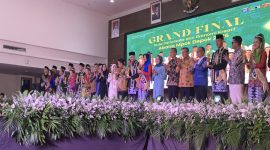 Wali Kota Depok, Supian Suri dan Ketua TP-PKK Kota Depok, Siti Barkah Hasanah, yang biasa dipanggil Cing Ikah berfoto bersama Abang-Mpok Pinilih Depok 2026, Sabtu (08/08/26). (Foto: Siaran Depok/AN Rafi)