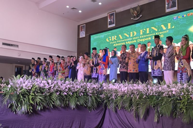 Wali Kota Depok, Supian Suri dan Ketua TP-PKK Kota Depok, Siti Barkah Hasanah, yang biasa dipanggil Cing Ikah berfoto bersama Abang-Mpok Pinilih Depok 2026, Sabtu (08/08/26). (Foto: Siaran Depok/AN Rafi)