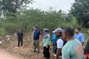 Wakil Wali Kota Depok, Chandra Rahmansyah bersama Kepala Dinas Lingkungan Hidup dan Kebersihan (DLHK) Kota Depok, Reni Siti Nuraeni serta aparatur Kecamatan dan Kelurahan Limo meninjau lahan bekas Tempat Pembuangan Sampah (TPS) liar, Selasa (11/08/26). (Sumber foto: Siaran Depok/AN Rafi)
