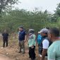 Wakil Wali Kota Depok, Chandra Rahmansyah bersama Kepala Dinas Lingkungan Hidup dan Kebersihan (DLHK) Kota Depok, Reni Siti Nuraeni serta aparatur Kecamatan dan Kelurahan Limo meninjau lahan bekas Tempat Pembuangan Sampah (TPS) liar, Selasa (11/08/26). (Sumber foto: Siaran Depok/AN Rafi)
