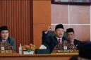 Wali Kota Depok, Supian Suri merespons pidato Presiden RI Prabowo Subianto pada peringatan HUT ke-81 Kemerdekaan RI Tahun 2026 di Ruang Sidang Paripurna DPRD Kota Depok. (Sumber foto: Siaran Depok/AN Rafi)