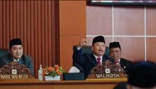 Wali Kota Depok, Supian Suri merespons pidato Presiden RI Prabowo Subianto pada peringatan HUT ke-81 Kemerdekaan RI Tahun 2026 di Ruang Sidang Paripurna DPRD Kota Depok. (Sumber foto: Siaran Depok/AN Rafi)