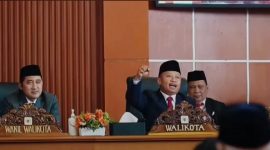 Wali Kota Depok, Supian Suri merespons pidato Presiden RI Prabowo Subianto pada peringatan HUT ke-81 Kemerdekaan RI Tahun 2026 di Ruang Sidang Paripurna DPRD Kota Depok. (Sumber foto: Siaran Depok/AN Rafi)
