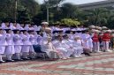 Paskibraka Kota Depok berfoto bersama Wali Kota Depok dan Wakil Wali Kota Depok setelah Upacara Penaikan Bendera Merah Putih. (Sumber foto: Siaran Depok/AN Rafi)