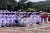 Paskibraka Kota Depok berfoto bersama Wali Kota Depok dan Wakil Wali Kota Depok setelah Upacara Penaikan Bendera Merah Putih. (Sumber foto: Siaran Depok/AN Rafi)