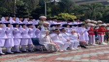 Paskibraka Kota Depok berfoto bersama Wali Kota Depok dan Wakil Wali Kota Depok setelah Upacara Penaikan Bendera Merah Putih. (Sumber foto: Siaran Depok/AN Rafi)