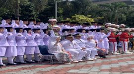 Paskibraka Kota Depok berfoto bersama Wali Kota Depok dan Wakil Wali Kota Depok setelah Upacara Penaikan Bendera Merah Putih. (Sumber foto: Siaran Depok/AN Rafi)