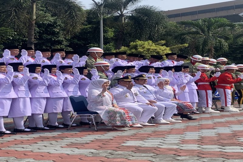 Paskibraka Kota Depok berfoto bersama Wali Kota Depok dan Wakil Wali Kota Depok setelah Upacara Penaikan Bendera Merah Putih. (Sumber foto: Siaran Depok/AN Rafi)
