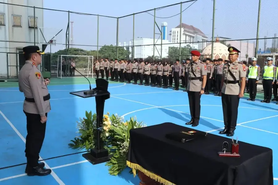Kapolres Metro Depok, Kombes Pol. Dr. Christian Rony Putra memimpin upacara serah terima jabatan (sertijab) Wakapolres Metro Depok di Mapolres Metro Depok, Kamis (13/08/26). (Sumber foto: Humas Polres Metro Depok)