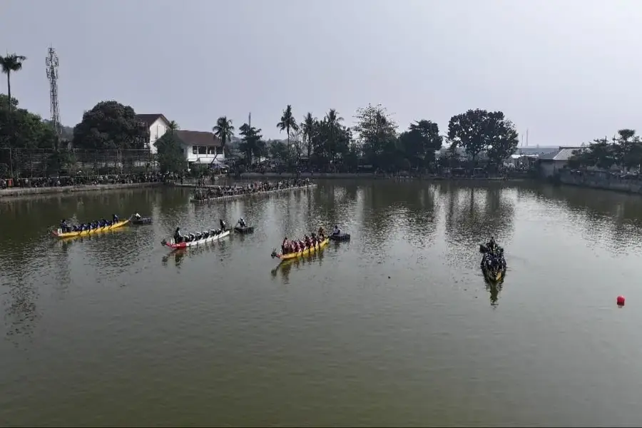 Festival Perahu Naga 2026 di Situ Rawa Kalong, Kelurahan Curug, Kecamatan Cimanggis, Kota Depok, Minggu (09/08/26). (Foto: Diskominfo Depok)
