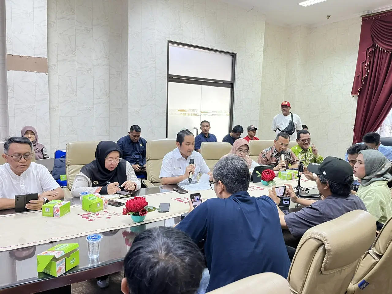 Suasana konferensi pers bersama Ketua Satgas Percepatan Program MBG Terpadu Kota Depok, Chandra Rahmansyah, di Ruang Bougenville, Balai Kota Depok (21/8/2026). (Dok. Diskominfo Depok)