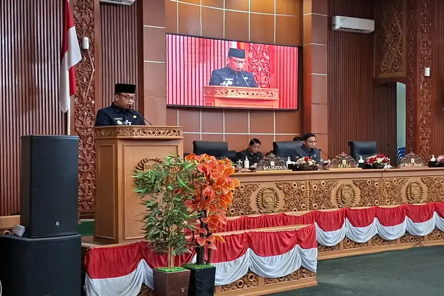 Momen Wali Kota Depok, Supian Suri menghadiri agenda Rapat Paripurna Masa Sidang Kedua Tahun Sidang 2026 di Ruang Sidang Paripurna DPRD Kota Depok, Senin (24/08/2026). (Foto: Diskominfo Depok)