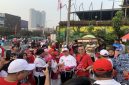 Wali Kota Depok, Supian Suri bersama Ketua TP-PKK Kota Depok, Siti Barkah Hasanah atau Cing Ikah saat membagikan bendera di kawasan HBKB Margonda, Minggu (09/08/26). (Sumber foto: Siaran Depok/AN Rafi)