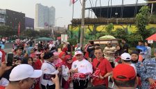 Wali Kota Depok, Supian Suri bersama Ketua TP-PKK Kota Depok, Siti Barkah Hasanah atau Cing Ikah saat membagikan bendera di kawasan HBKB Margonda, Minggu (09/08/26). (Sumber foto: Siaran Depok/AN Rafi)