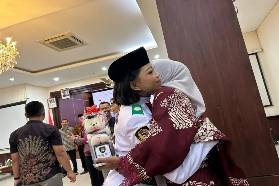Anggota Paskibraka Depok menemui orang tua dalam suasana haru setelah dikukuhkan, Sabtu (15/08/26). (Sumber foto: Diskominfo Depok)
