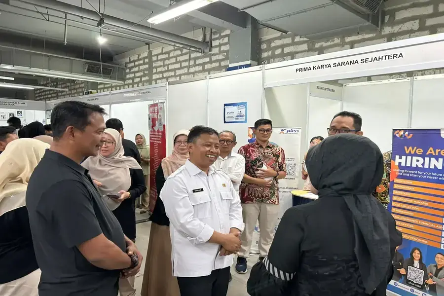 Wali Kota Depok, Supian Suri (tengah) saat meninjau Job Fair di Depok Town Square, Rabu (05/07/25). (Sumber foto: Diskominfo Depok).