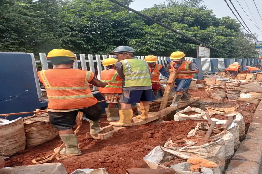 Potret pengerjaan pipa Jaringan Distribusi Utama (JDU) untuk rute Jalan Nusantara – Simpang Sengon. (Foto: PT Tirta Asasta)