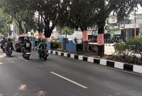Dalam rangka memperingati HUT ke-81 RI, pepohonan di Jalan Margonda dan sejumlah lokasi lainnya di Kota Depok dibalut kain merah putih. (Sumber foto: Indoraya Today)