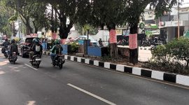 Dalam rangka memperingati HUT ke-81 RI, pepohonan di Jalan Margonda dan sejumlah lokasi lainnya di Kota Depok dibalut kain merah putih. (Sumber foto: Indoraya Today)