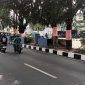Dalam rangka memperingati HUT ke-81 RI, pepohonan di Jalan Margonda dan sejumlah lokasi lainnya di Kota Depok dibalut kain merah putih. (Sumber foto: Indoraya Today)