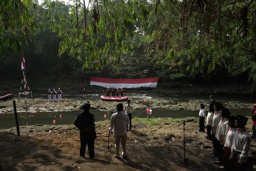 Pengibaran Bendera Merah Putih dalam rangka HUT ke-81 RI dilaksanakan di Cadas Sungai Ciliwung, Depok, oleh Komunitas Ciliwung Depok (KCD) bersama Prodi Pendidikan Biologi STKIP Arrahmaniyah pada Senin (17/8/2026). (Sumber foto: Komunitas Ciliwung Depok/Diskominfo Depok)