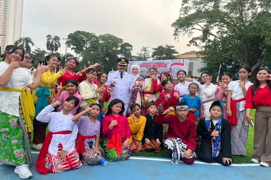 Wakil Wali Kota Depok, Chandra Rahmansyah, berfoto bersama Paduan Suara Anak Depok setelah mereka selesai berpartisipasi dalam Upacara Penurunan Bendera Merah Putih di Lapangan Depok Open Space pada Senin (18/8/2026). (Foto: Diskominfo Depok)