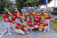 Ibu-ibu yang tergabung di Sasana Bulan RW 07 Kampung Ciherang Kelurahan Sukatani Tapos menggelar Karnaval Kemerdekaan dengan tema Go Green. (Sumber foto: Dokumentasi Narasumber)
