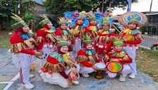 Ibu-ibu yang tergabung di Sasana Bulan RW 07 Kampung Ciherang Kelurahan Sukatani Tapos menggelar Karnaval Kemerdekaan dengan tema Go Green. (Sumber foto: Dokumentasi Narasumber)