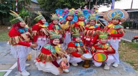 Ibu-ibu yang tergabung di Sasana Bulan RW 07 Kampung Ciherang Kelurahan Sukatani Tapos menggelar Karnaval Kemerdekaan dengan tema Go Green. (Sumber foto: Dokumentasi Narasumber)
