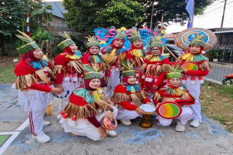 Ibu-ibu yang tergabung di Sasana Bulan RW 07 Kampung Ciherang Kelurahan Sukatani Tapos menggelar Karnaval Kemerdekaan dengan tema Go Green. (Sumber foto: Dokumentasi Narasumber)
