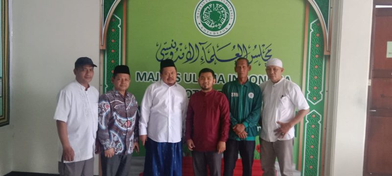 Pengurus MUI Kota Depok, KH. Abdul Mujib menerima audiensi Persaudaraan Alumni dan Aliansi Ormas se-Kota Depok atau PERSADA 212. (Sumber foto: Dokumentasi Narasumber)