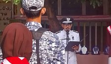 Lurah Pondokjaya, Kecamatan Cipayung Kota Depok, Marbawi memimpin upacara pada HUT RI ke 81 di Sekolah Mawaddah, di Utanjaya. (Sumber foto: Dokumentasi narasumber)