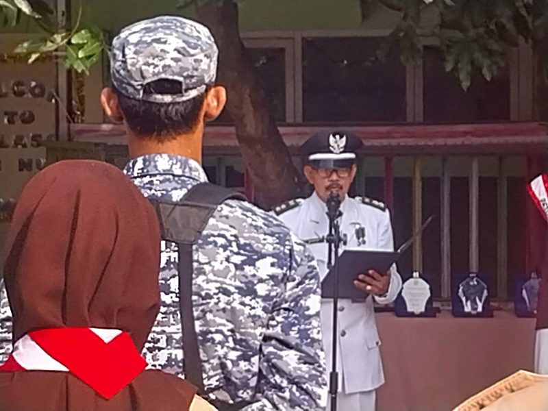 Lurah Pondokjaya, Kecamatan Cipayung Kota Depok, Marbawi memimpin upacara pada HUT RI ke 81 di Sekolah Mawaddah, di Utanjaya. (Sumber foto: Dokumentasi narasumber)