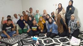 Sejumlah orang tua mahasiswa saat mendatangi Sekretariat SIGAP Jakarta di Sekretariat SBSI'92, Jakarta Timur. (Sumber foto: Istimewa)