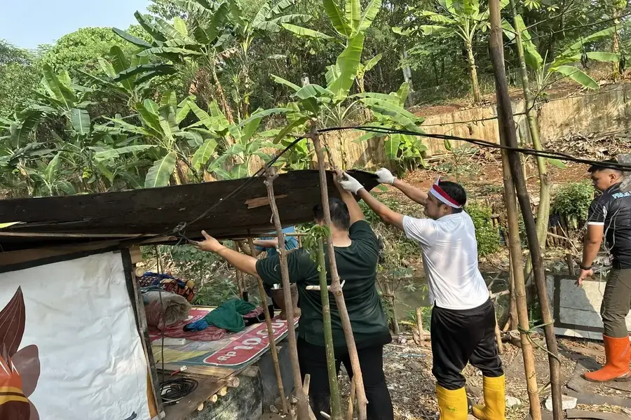 Wakil Wali Kota Depok, Chandra Rahmansyah, didampingi Camat Sukmajaya, Christine Desima Arthauli memimpin pembongkaran bangunan liar yang berdiri di kawasan Jalan Raya Bogor dan bantaran Kali Baru Timur pada Sabtu (15/8/2026) pagi. (Sumber foto: Diskominfo Depok)