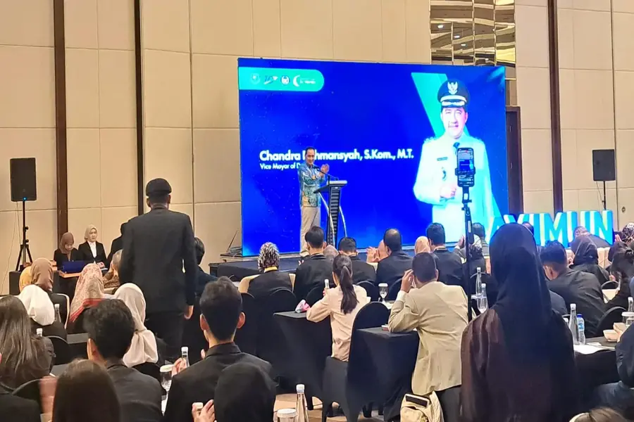 Wakil Wali Kota Depok Chandra Rahmansyah memberikan sambutan dalam kegiatan AYIMUN Chapter Depok 2026 yang digelar di The Margo Hotel, Sabtu (01/08/26). (Sumber foto: Diskominfo Depok).